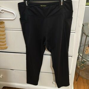 Black spandex leggings.